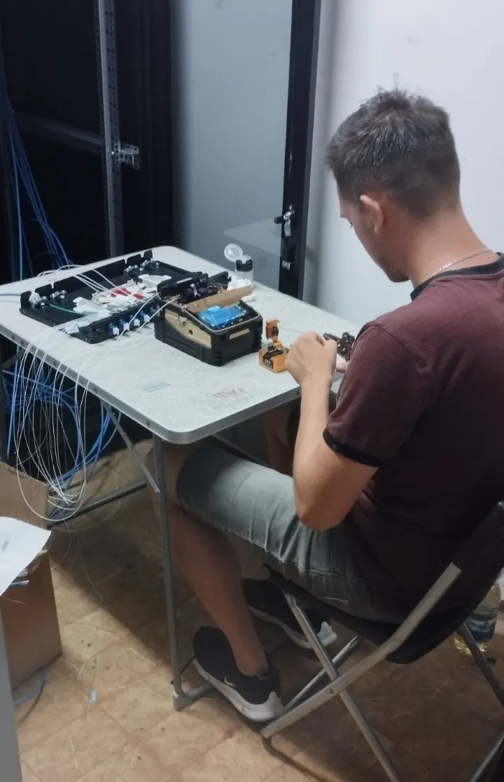 Optikai szálhegesztés a rack szekrény mellett